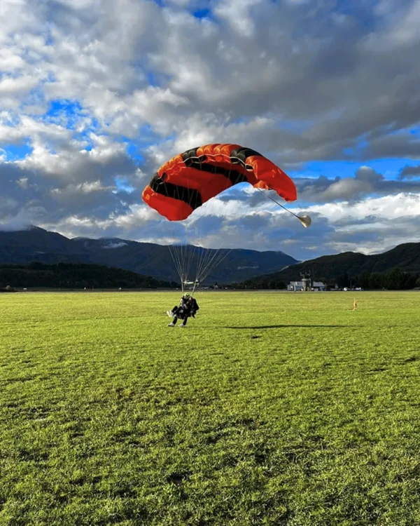 Atterrissage après un saut en parachute tandem
