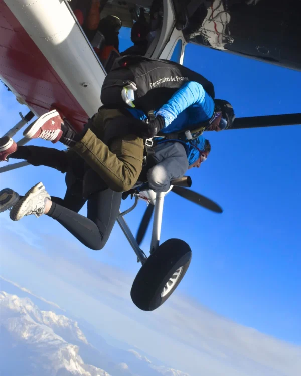 Sortie d’avion pour un saut en parachute dans les Hautes-Alpes